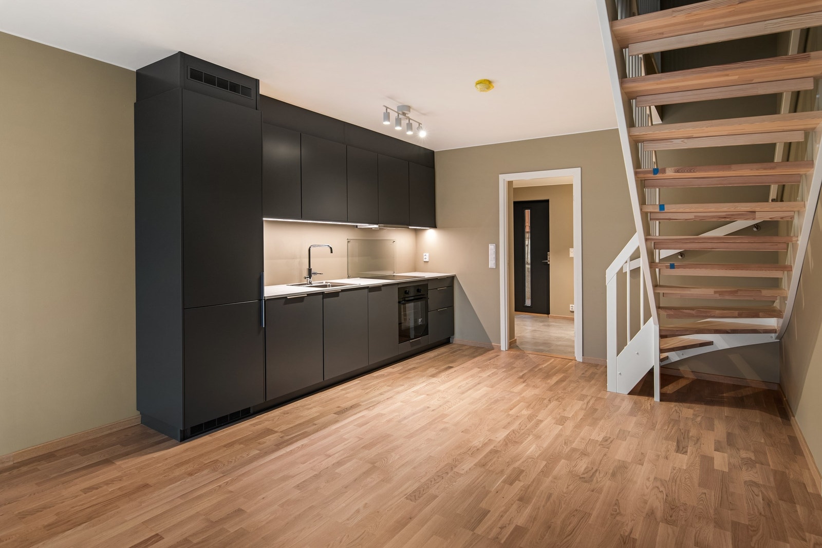 Kjøkkenet er et åpent kvalitetskjøkken fra Drømmekjøkkenet med mørke, slette fronter og rikelig med skap- og benkeplass. Galleribilde