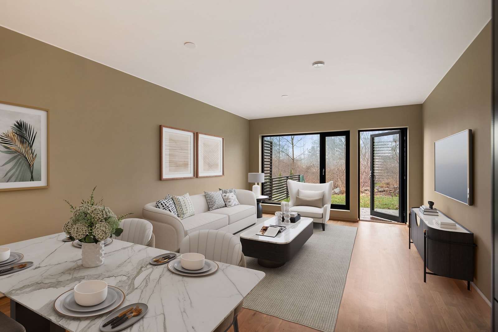 Romslig og innbydende stue med store vindusflater som slipper inn rikelig med naturlig lys. (Digital styling) Galleribilde