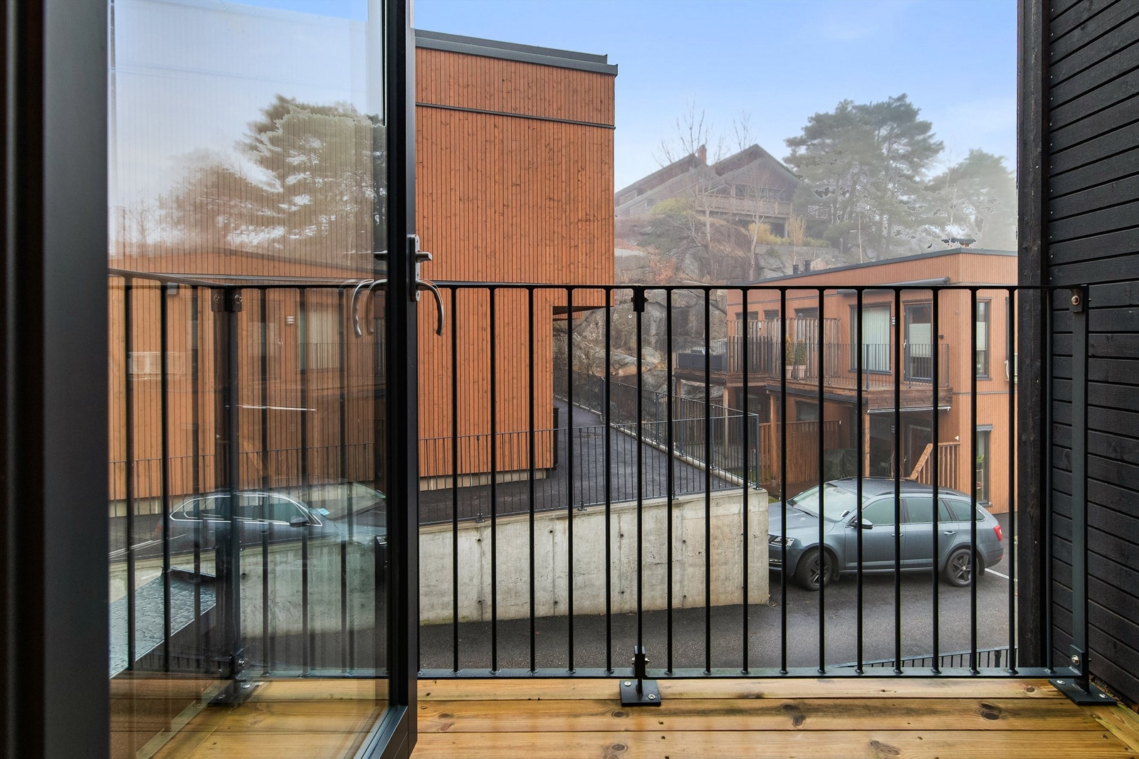 Fra hoved soverommet er det utgang til en sjarmerende balkong. Galleribilde