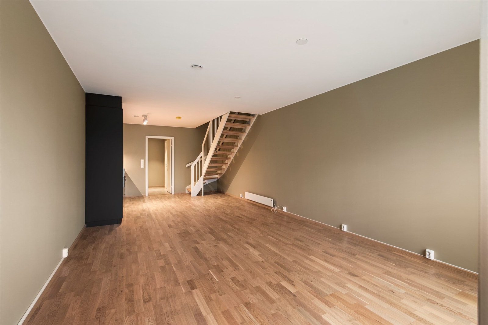 Kjøkken i åpen løsning mot stue med god planløsning og plass til både sosialt samvær og avslapning. Galleribilde