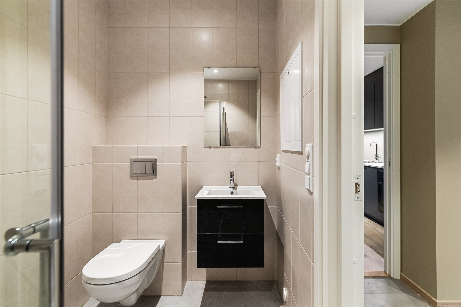 Flislagt bad med tidsriktige detaljer og praktiske løsninger. Galleribilde