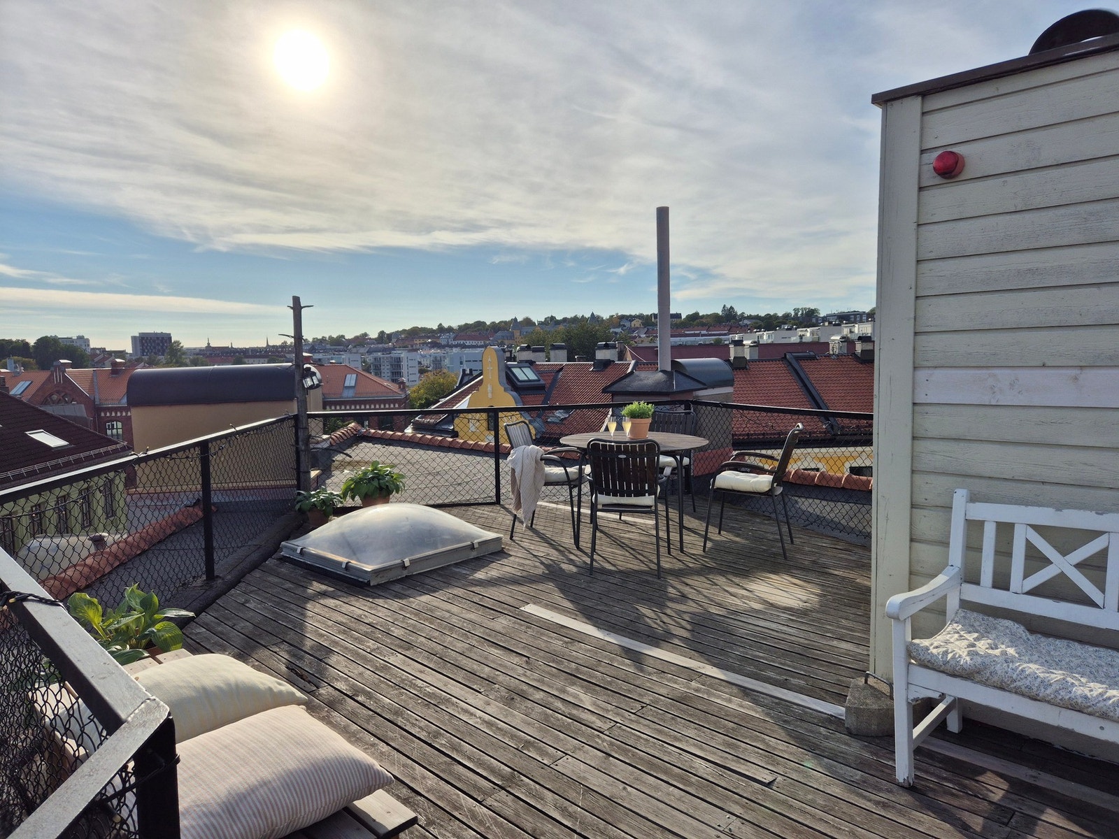Stor felles takterrasse med flere sittegrupper og vakre solnedganger Galleribilde