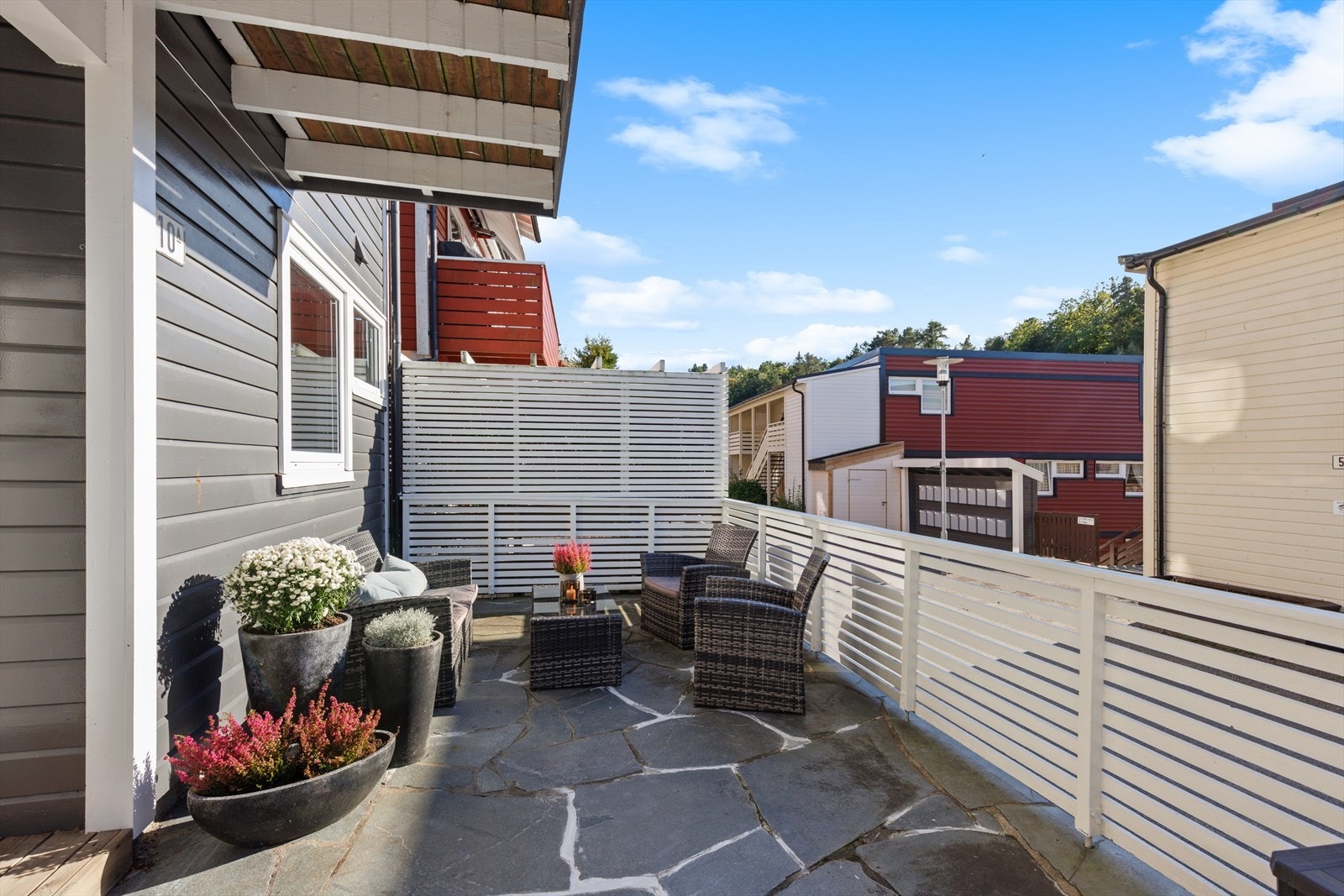 Ettermiddagssolen kan også nytes på bakkeplan. Galleribilde