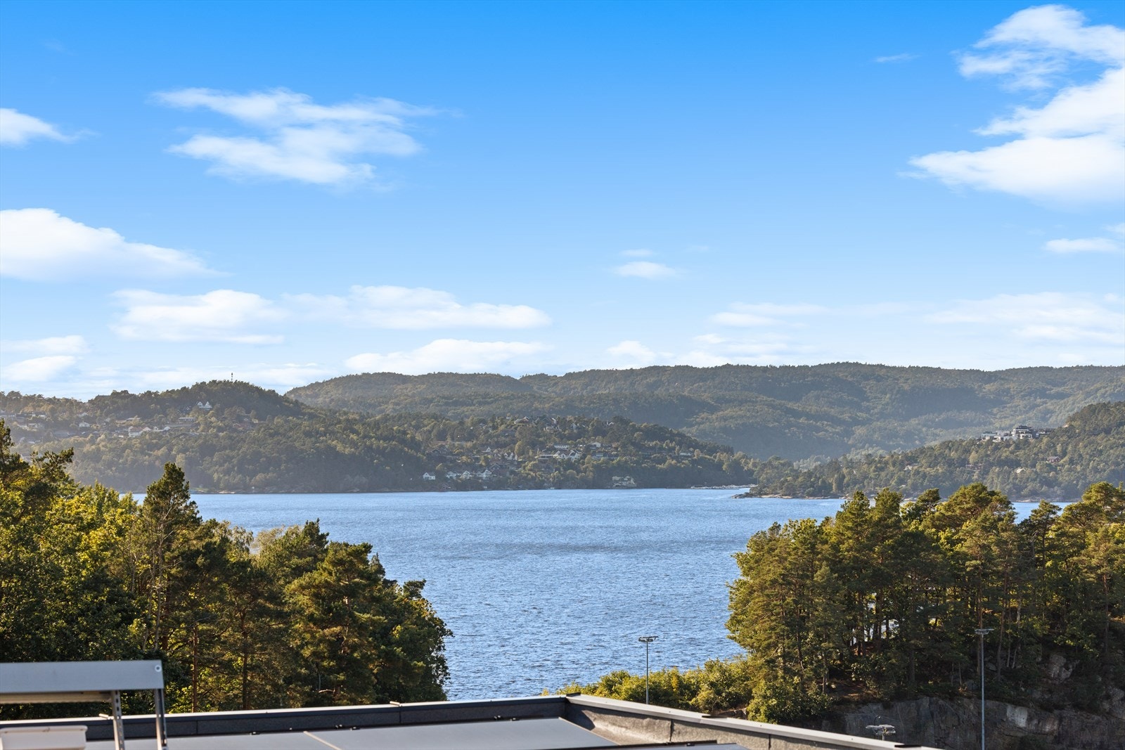 ...og sjøutsikt Galleribilde