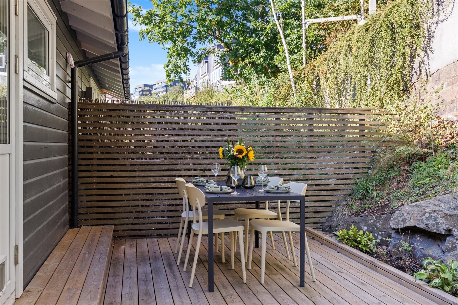 Stor, usjenert terrasse i 3.etg. med morgen- og formiddagssol. Galleribilde