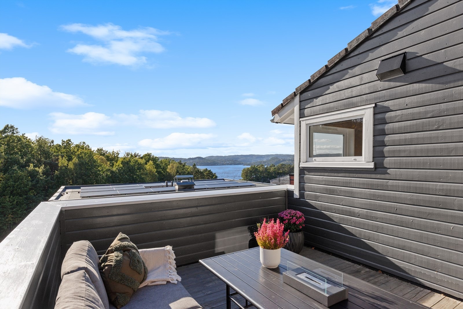 En meget innholdsrik del av tomannsbolig med 4(!) solrike uteplasser, 3 soverom, 2 bad, 2 boder + utv. bod og garasjeplass. Galleribilde