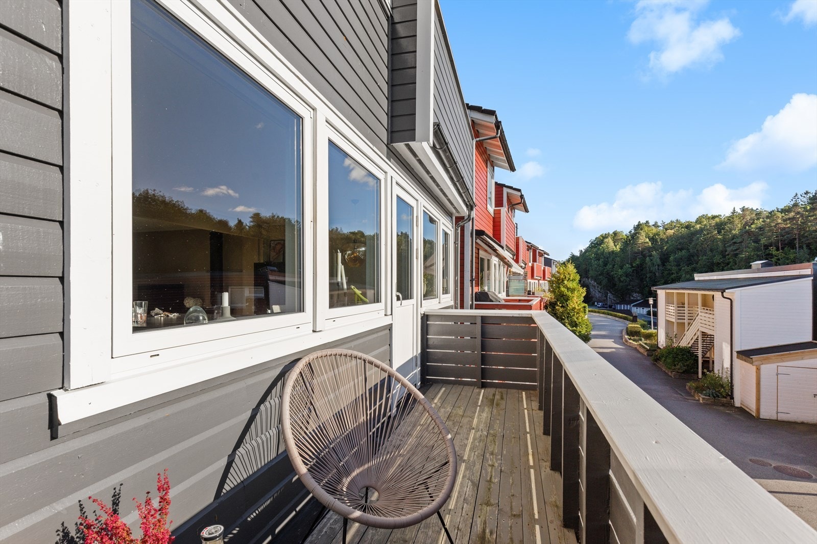 Fra stuen er det utgang til en solrik, vestvendt balkong. Galleribilde