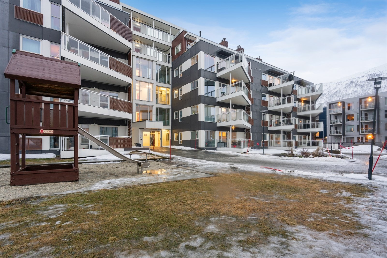 Leiligheten ligger i Sameiet Nesset Nord fra 2016, med tilgang til felles takterrasse, sykkelbod og lekeplass. Galleribilde