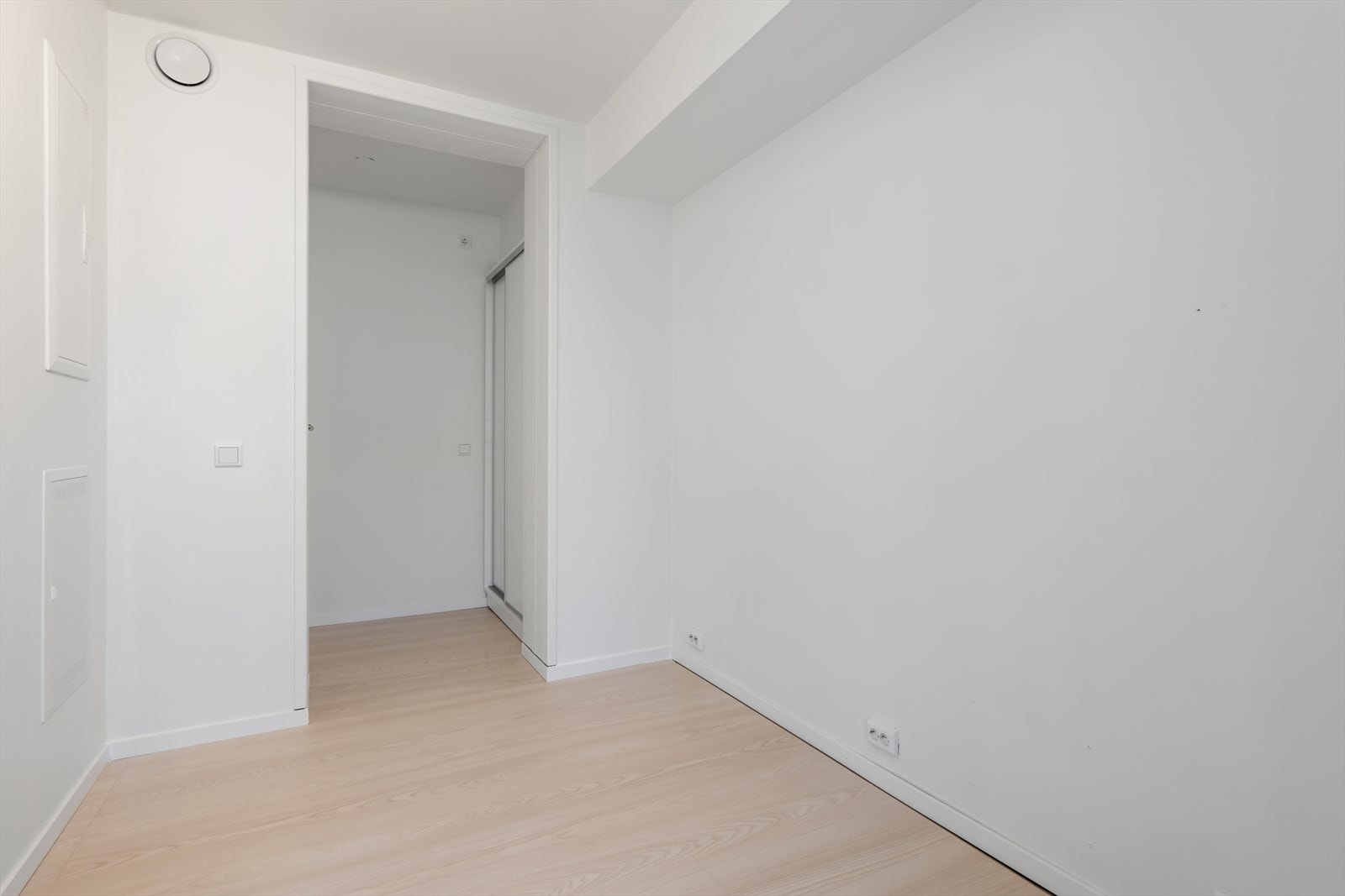Praktisk intern bod for ekstra lagring. Leilighetens ventilasjonsaggregat er plassert her. Galleribilde