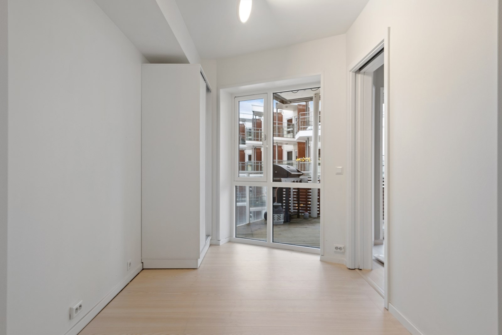 Soverom med plass til dobbeltseng og garderobeløsning. Også her er det nylig lagt laminatgulv. Galleribilde