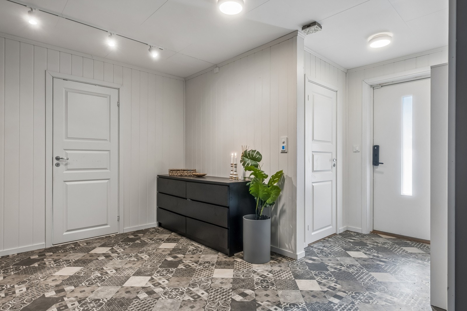 Stor gang med tilgang på 3 soverom, bad og garderoberom. Galleribilde