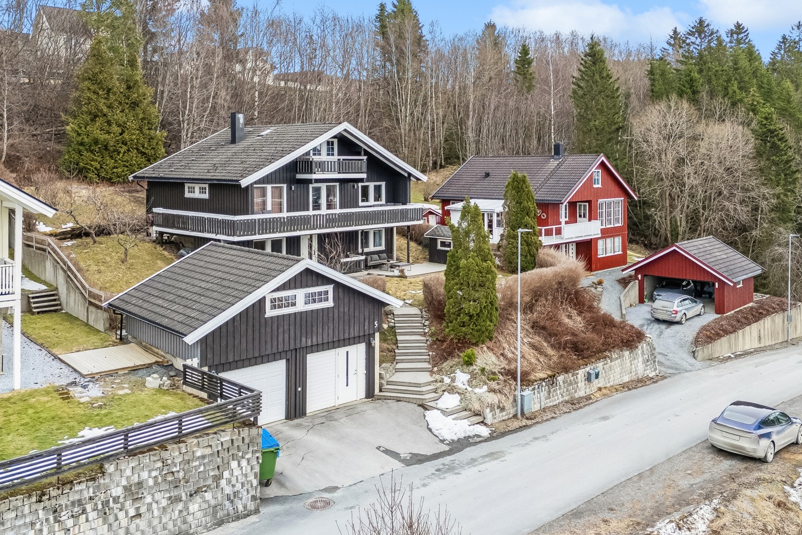 På eiendommen er det også en dobbel garasje med hems. Gang- og sykkelsti helt til Verdalsøra sentum og Stiklestad kultusenter. Galleribilde
