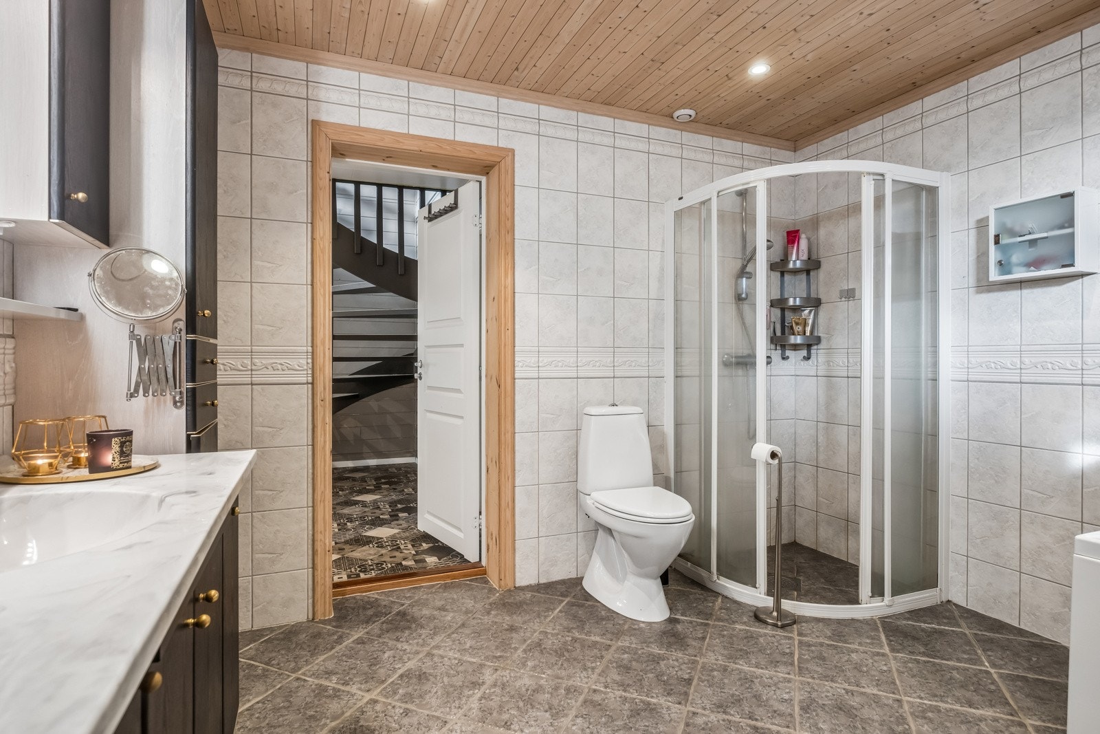 Flislagt bad av god størrelse med både dusjhjørne og badekar. Galleribilde