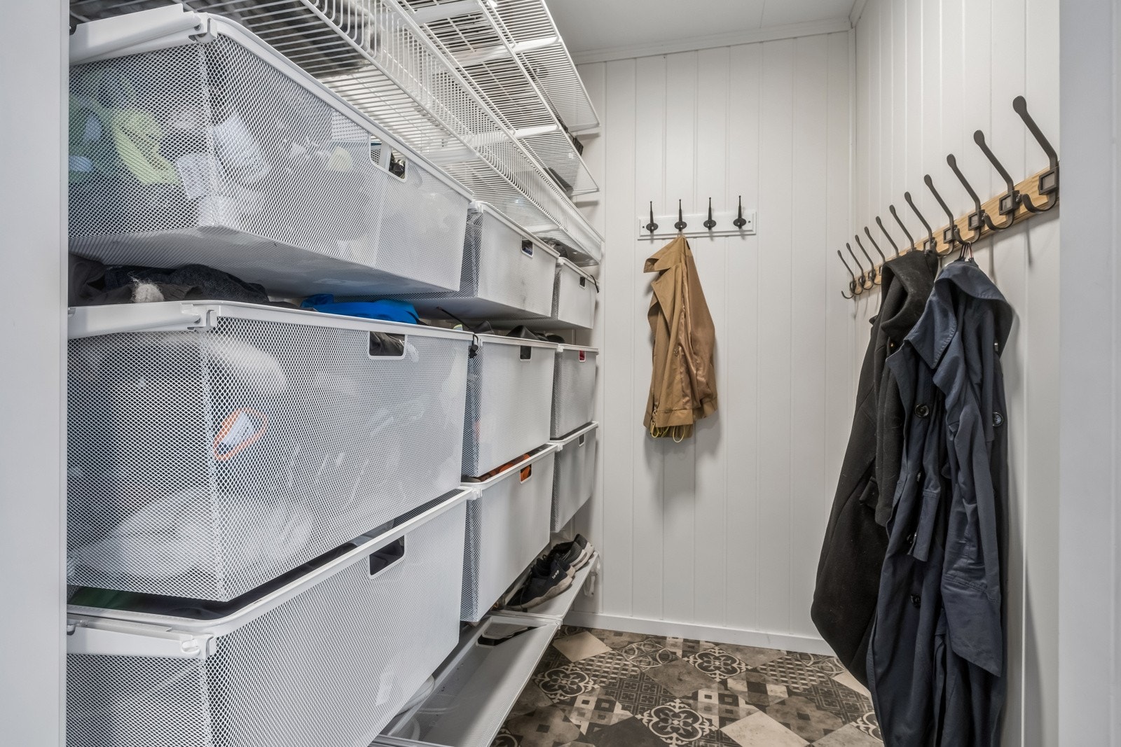 Praktisk garderoberom i gangen i inngangspartiet. Galleribilde