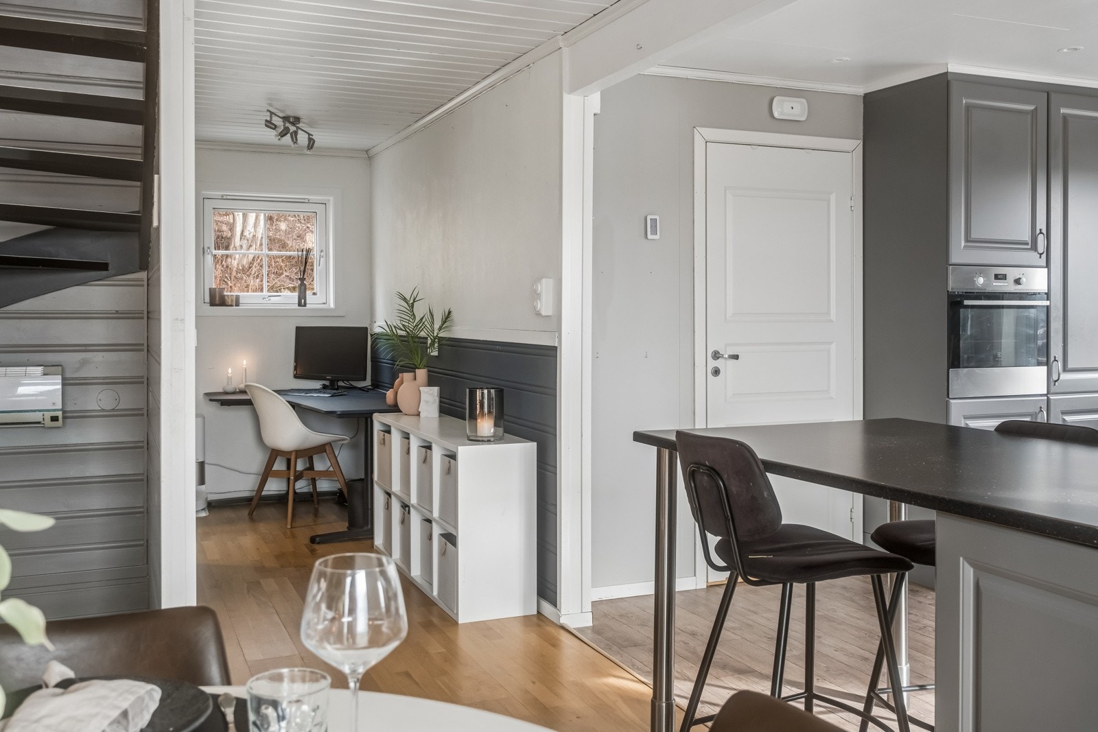 Eget kontorhjlrne og gjestetoalett i hovedetasjen. Galleribilde