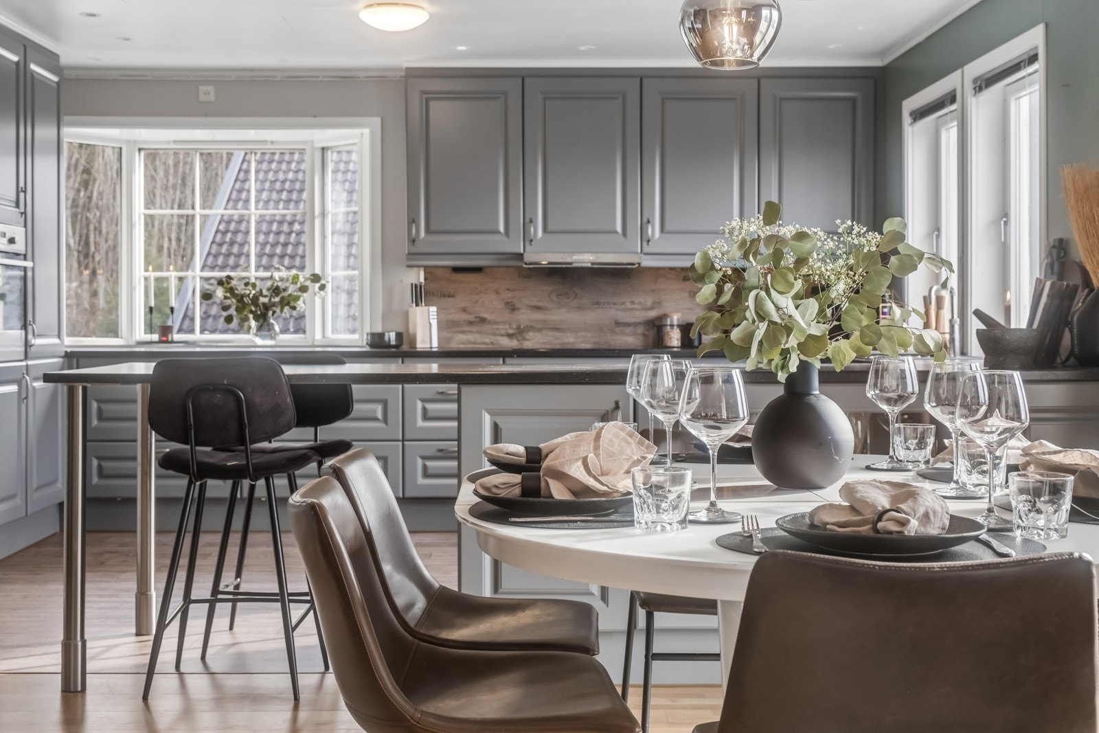 Kjøkken fra 2014 med godt med skuffer og benkeplass - praktisk tilgang på vaskerom fra 2022 med egen utgang. Galleribilde