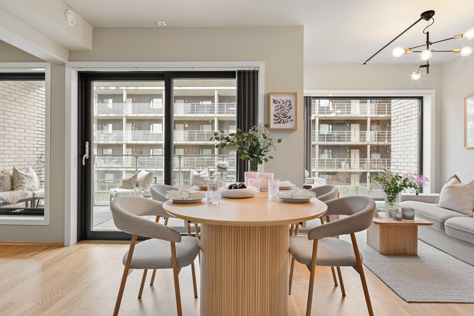 Store vindusflater som slipper inn naturlig lys inn i rommet, samt utgang til leilighetens balkong. Galleribilde