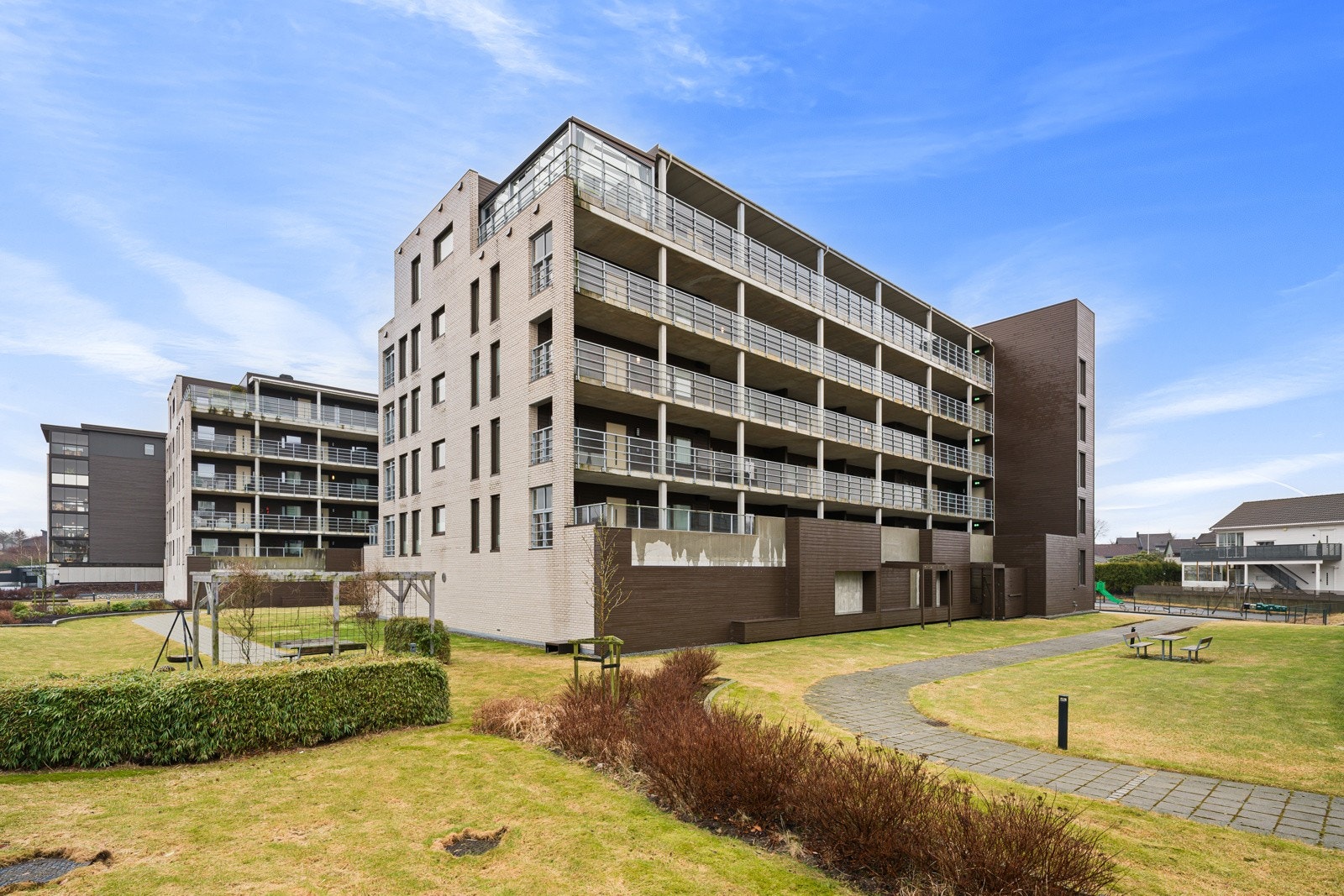 Området har offentlig kommunikasjon via buss og tog. Med tog tar det rundt 5 minutter til Bryne, 28 minutter til Stavanger og 11 min til Sandnes. Galleribilde