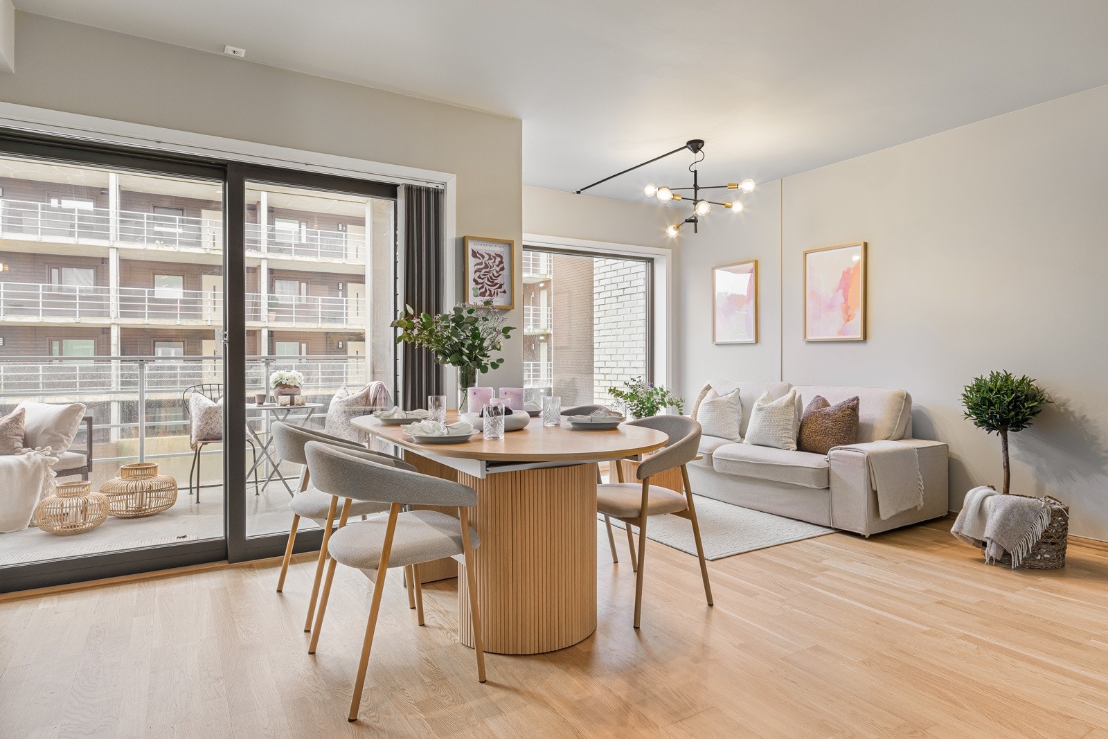 Rommet inviterer til rolige stunder, samt sosiale sammenkomster. Galleribilde