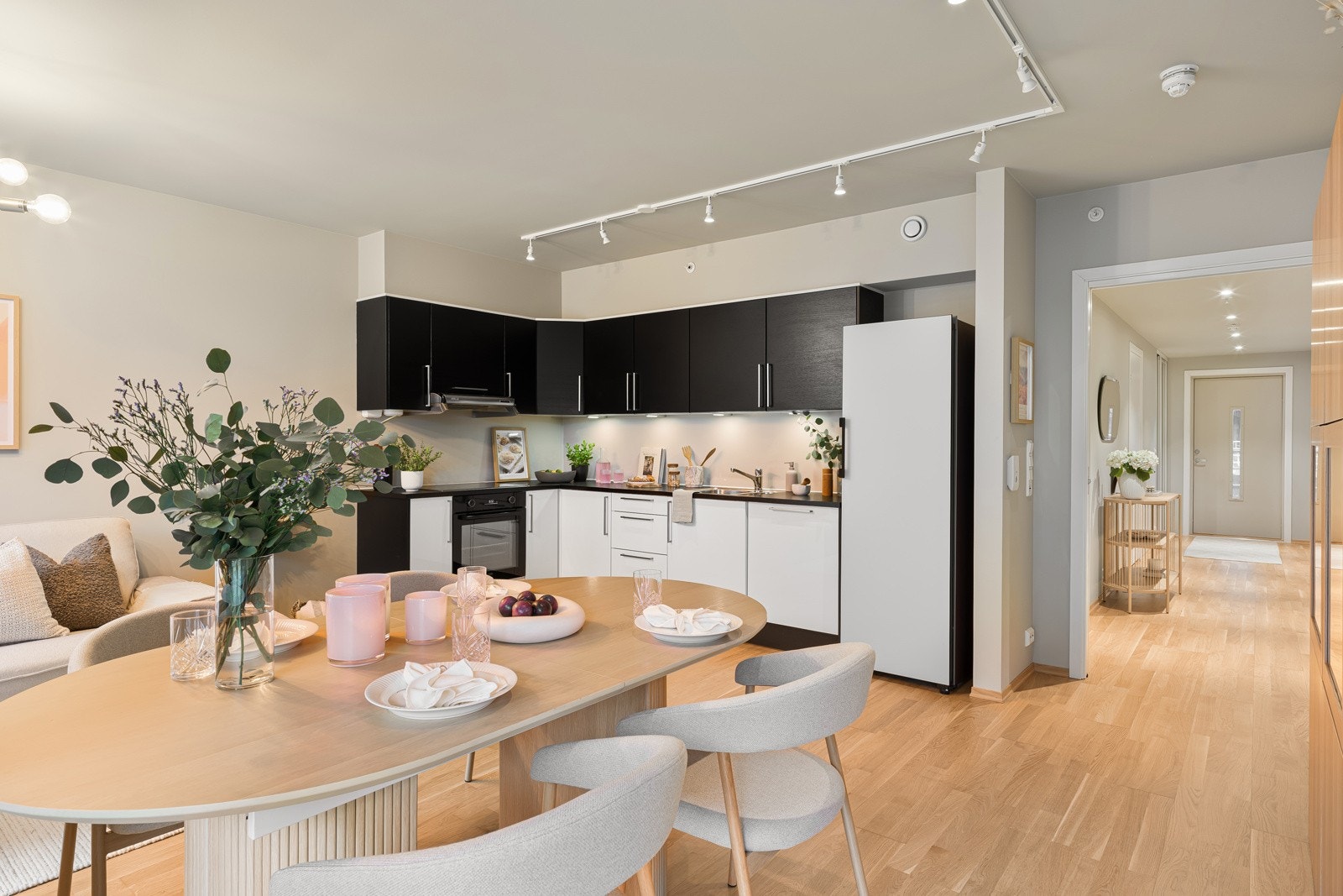 Innbydende allrom med stue og kjøkken i åpen løsning som skaper en sosial og luftig atmosfære - et naturlig samlingspunkt i boligen. Galleribilde