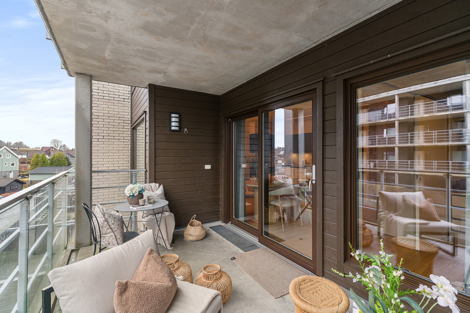 Balkongen har god plass til utemøbler og diverse planter. Galleribilde