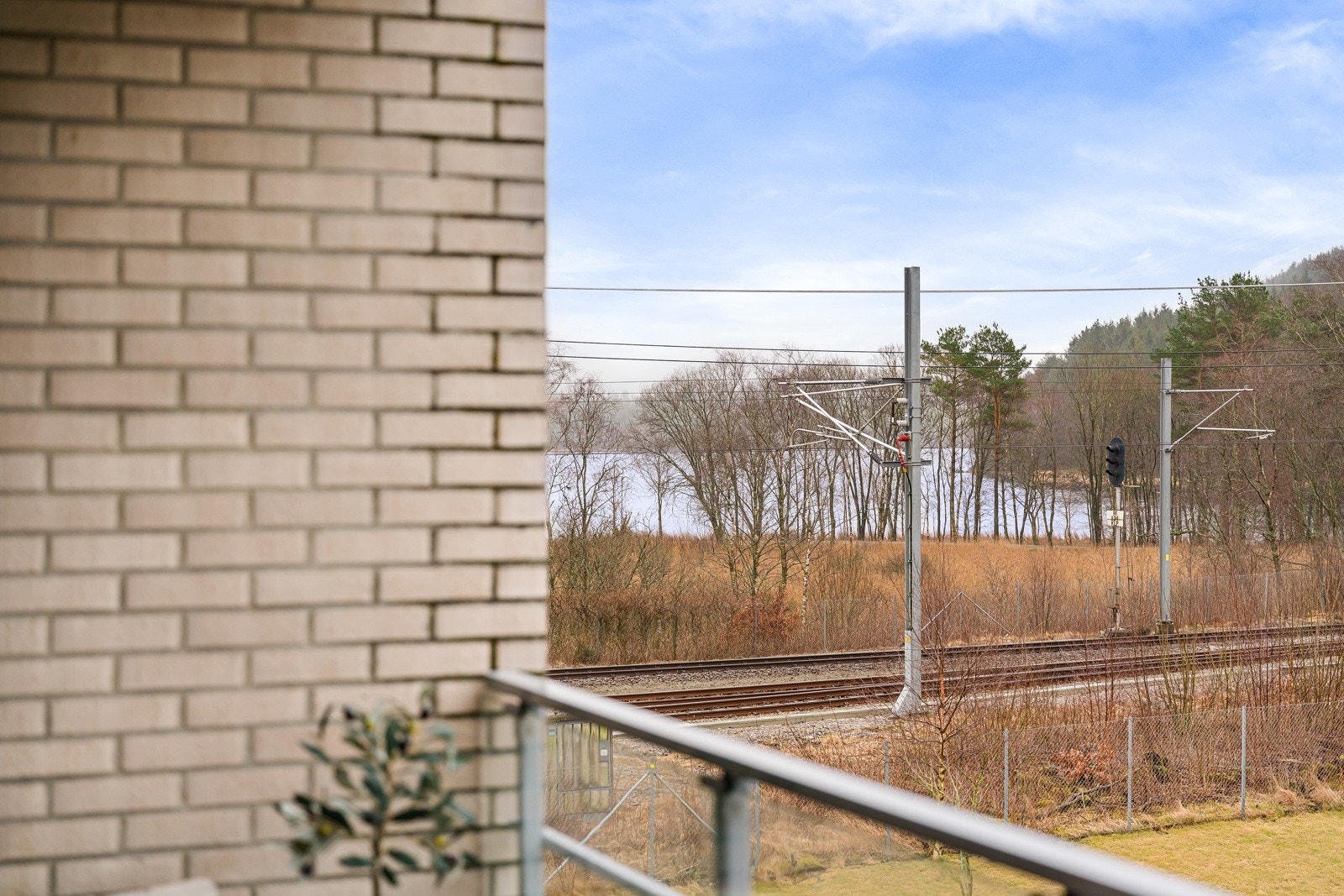 Fra leiligheten er det ca. 2 min ned til toget. Galleribilde