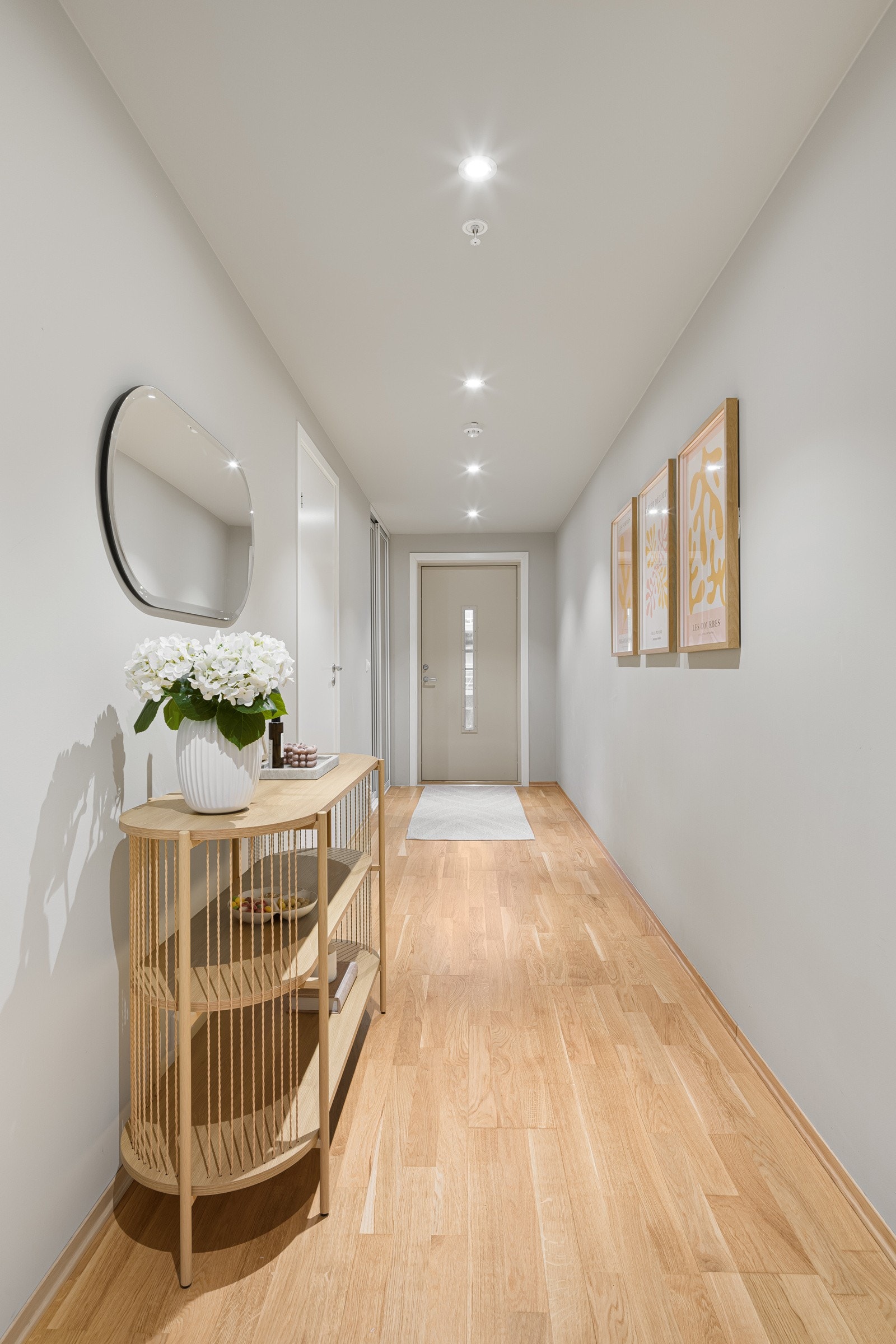 Entreen har parkett på gulv, samt malte overflater. Entreen har plass til oppheng av yttertøy og sko. Galleribilde