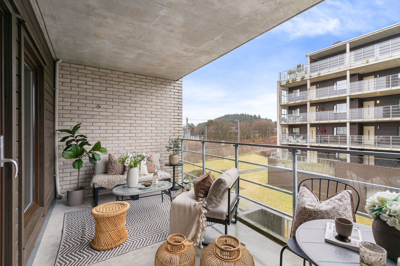 Fra stuen har leiligheten utgang til en romslig balkong. Galleribilde