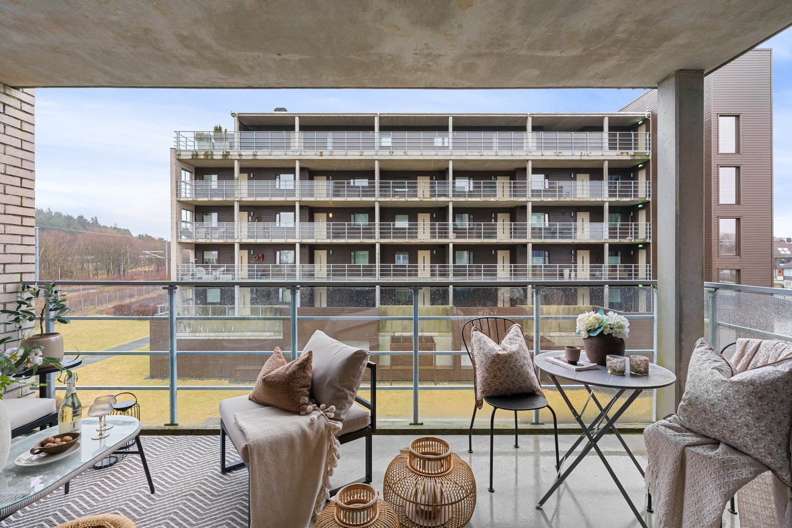 Uteområdet er en fin forlengelse av stuen på sommerhalvåret. Galleribilde