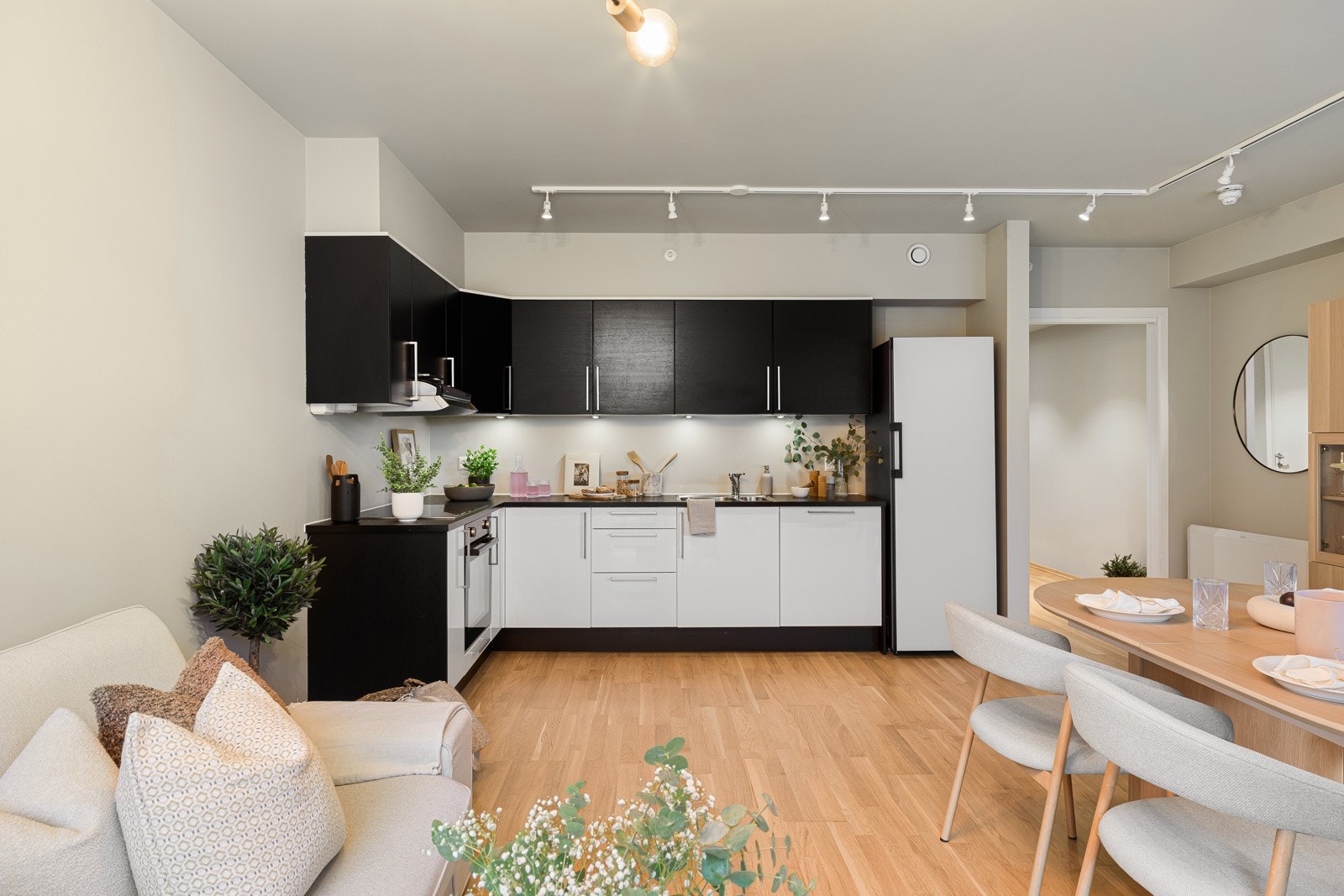 Kjøkkeninnredning med slette fronter og benkeplate i laminat. Galleribilde