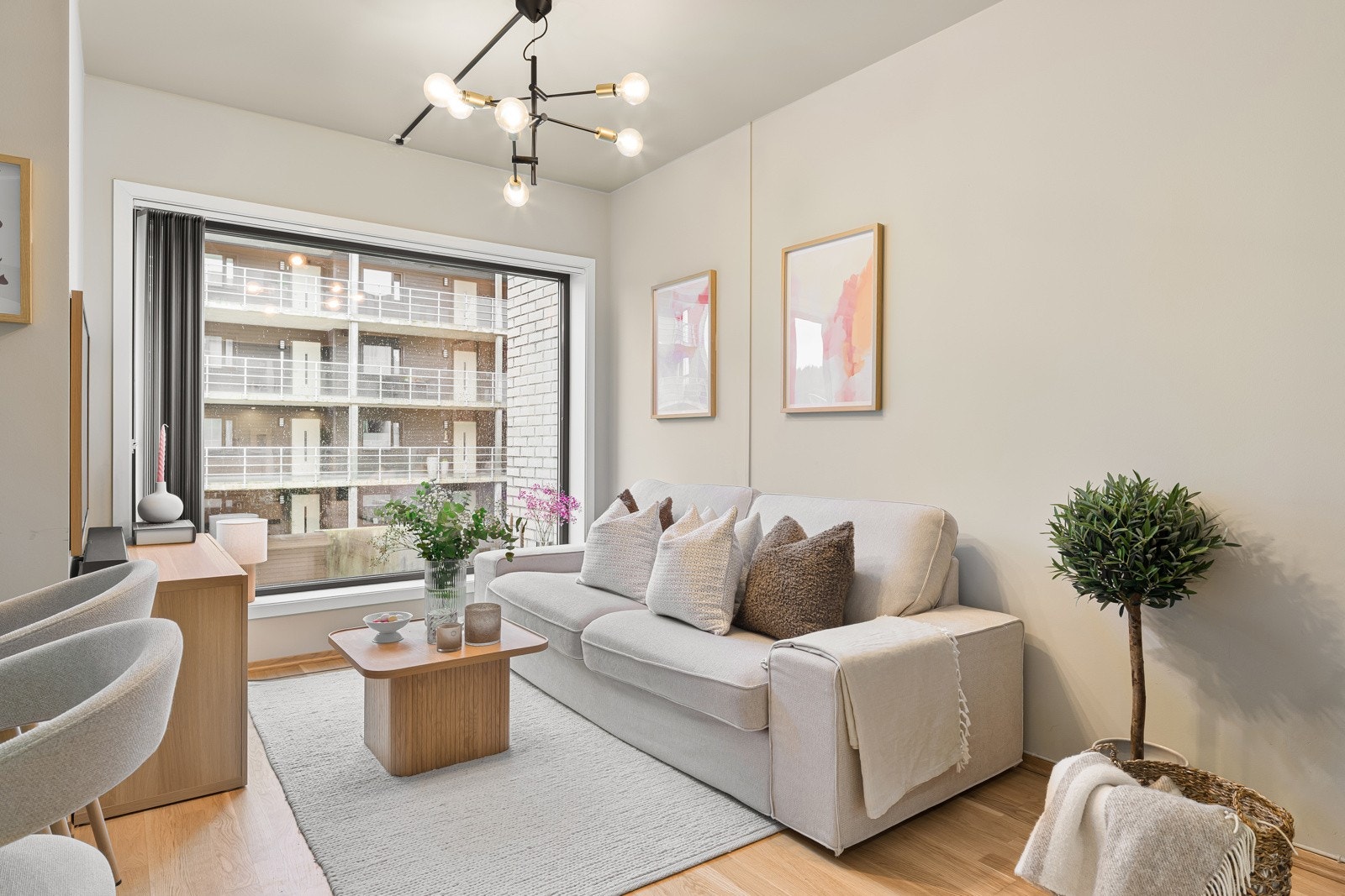 Stuen og kjøkkenet ligger i åpen løsning, den gode løsningen gir plass til både sofa, tv-møblement og spisebord. Galleribilde