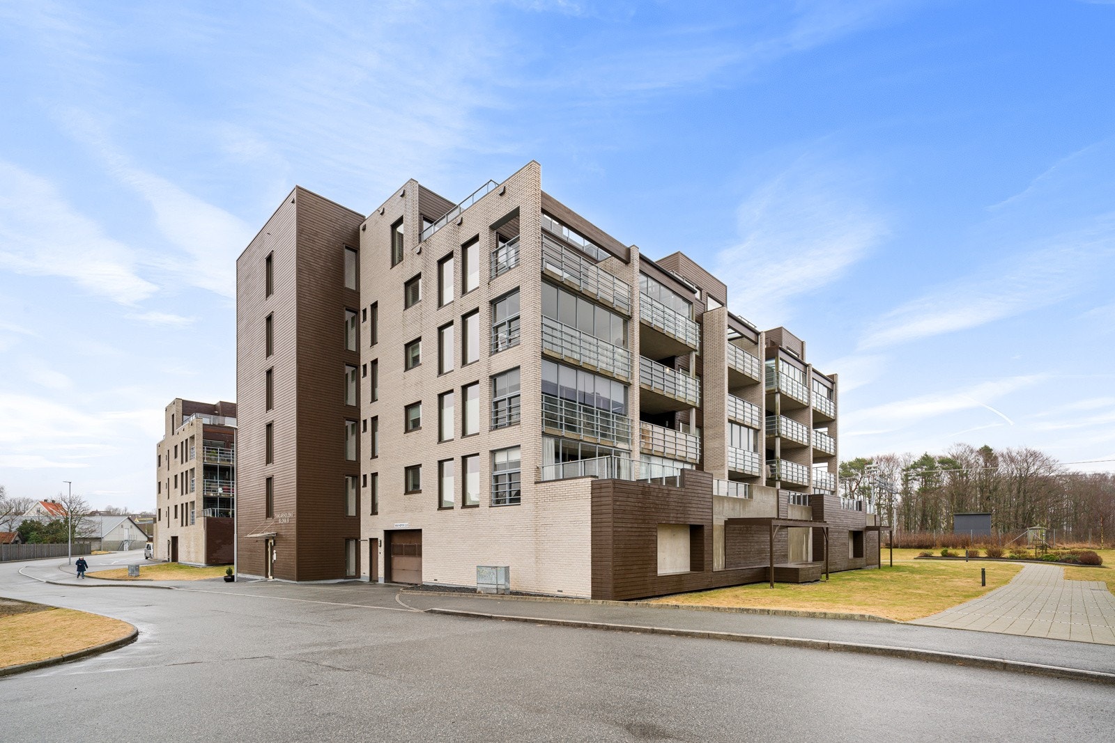 Leiligheten ligger i flotte omgivelser på Klepp Stasjon. Her har du nærhet til viktige hverdagsfasiliteter som barnehage, barneskole, ungdomsskole, butikker og togstasjon. Galleribilde