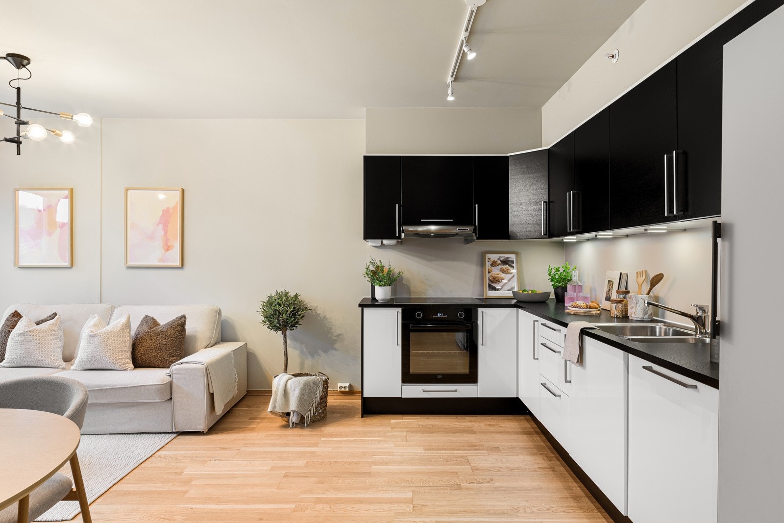 Rommet har en sosial planløsning med god plass til både avslapning i sofakroken og måltider rundt spisebordet. Galleribilde