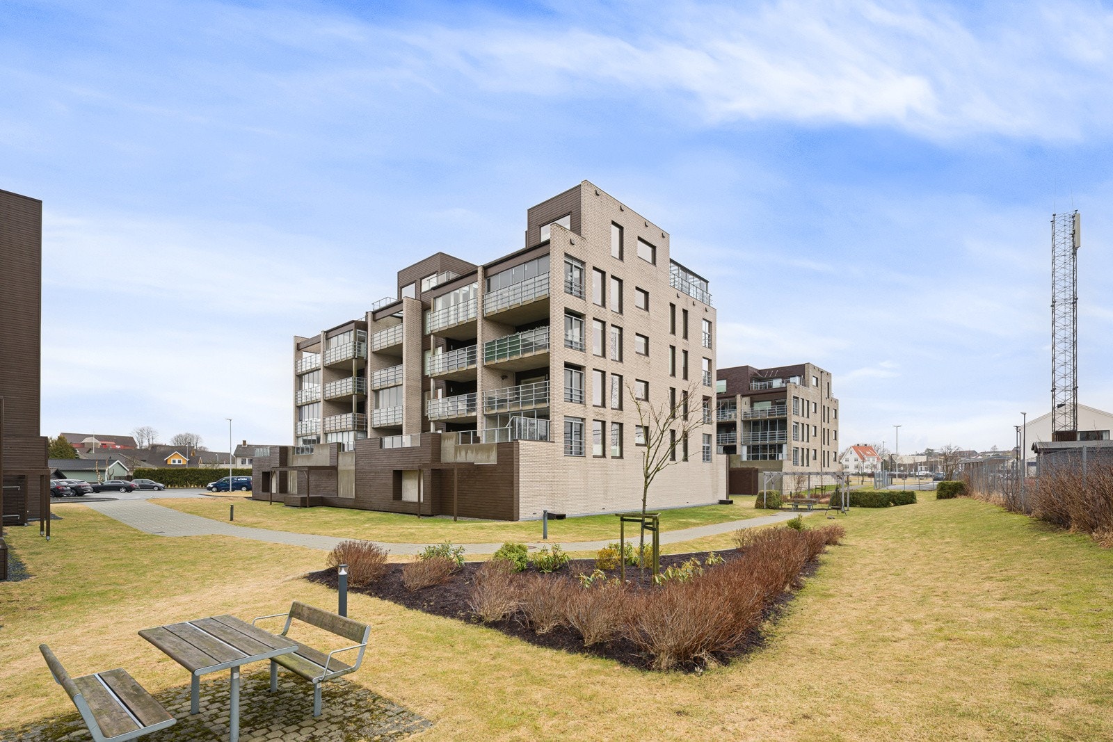 Dagligvarehandelen kan blant annet gjøres på Extra som ligger ca. 550 meter fra leiligheten. Galleribilde