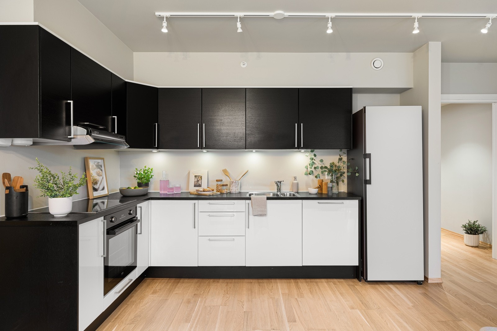 Kjøkkenet har godt med skap- og benkeplass til matlaging og diverse oppbevaring av matvarer. Galleribilde