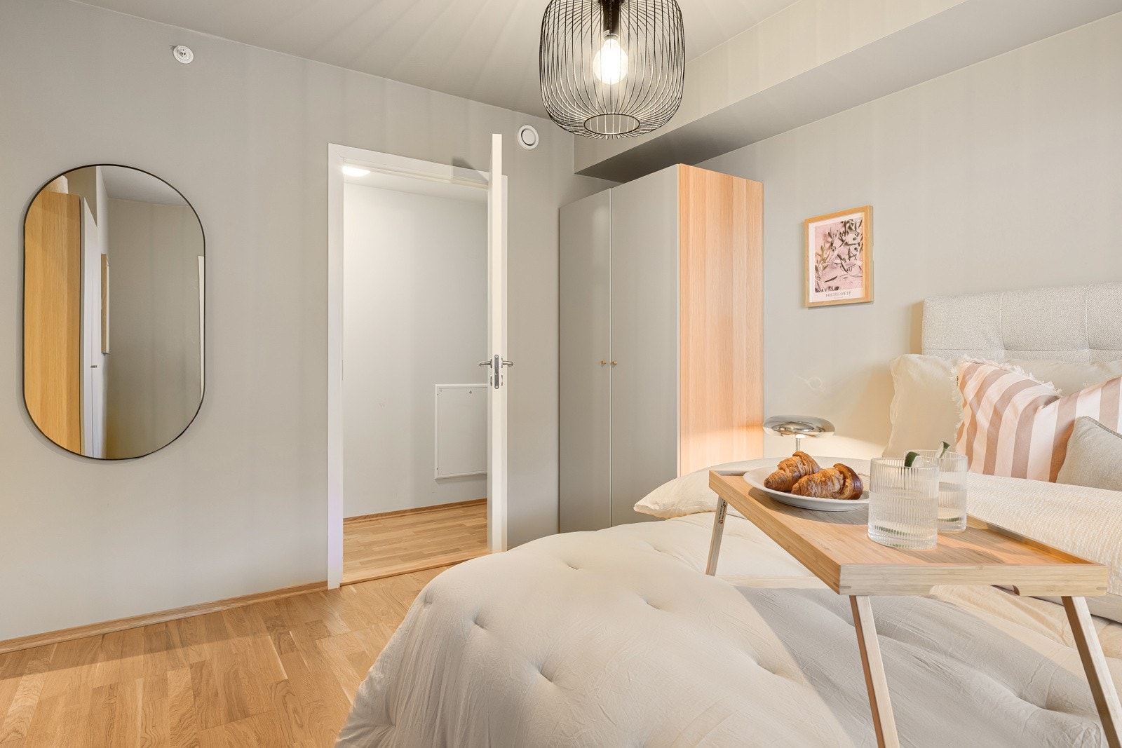 Hovedsoverommet har god plass til dobbeltseng, nattbord og garderobeløsning. Galleribilde