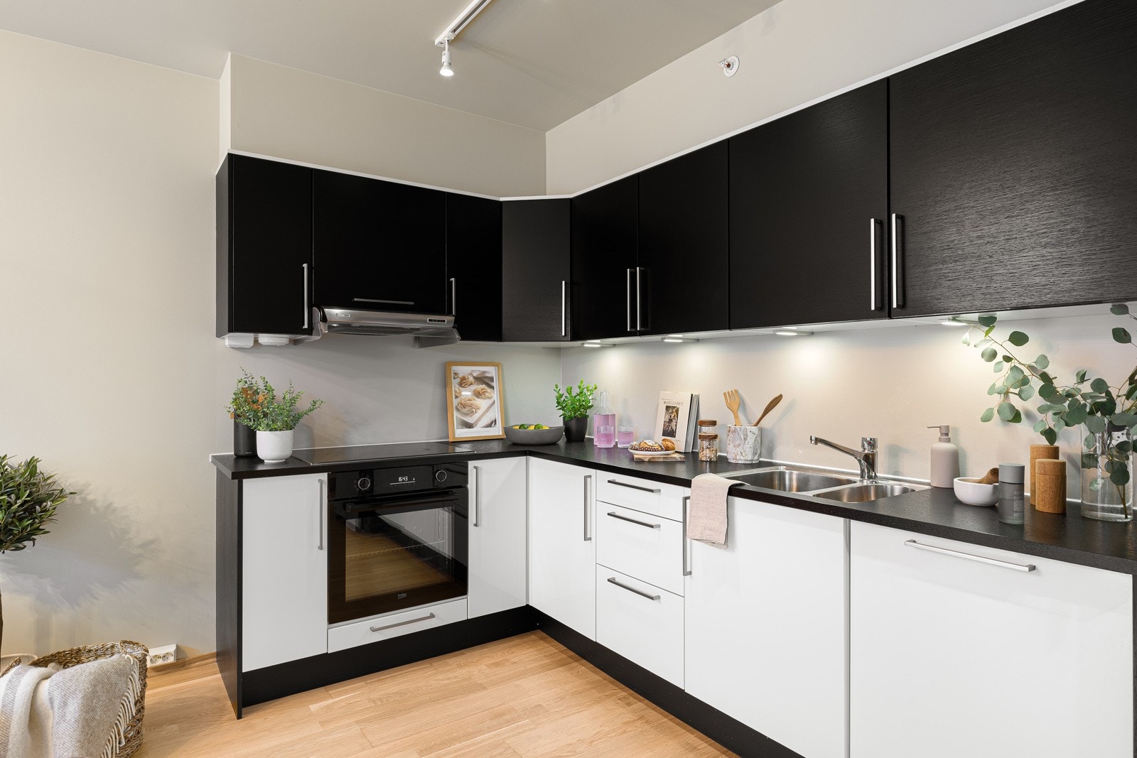 Kjøkkenet er videre utstyrt med koketopp, stekeovn og oppvaskmaskin. Samt god plass til frittstående kjøleskap. Galleribilde