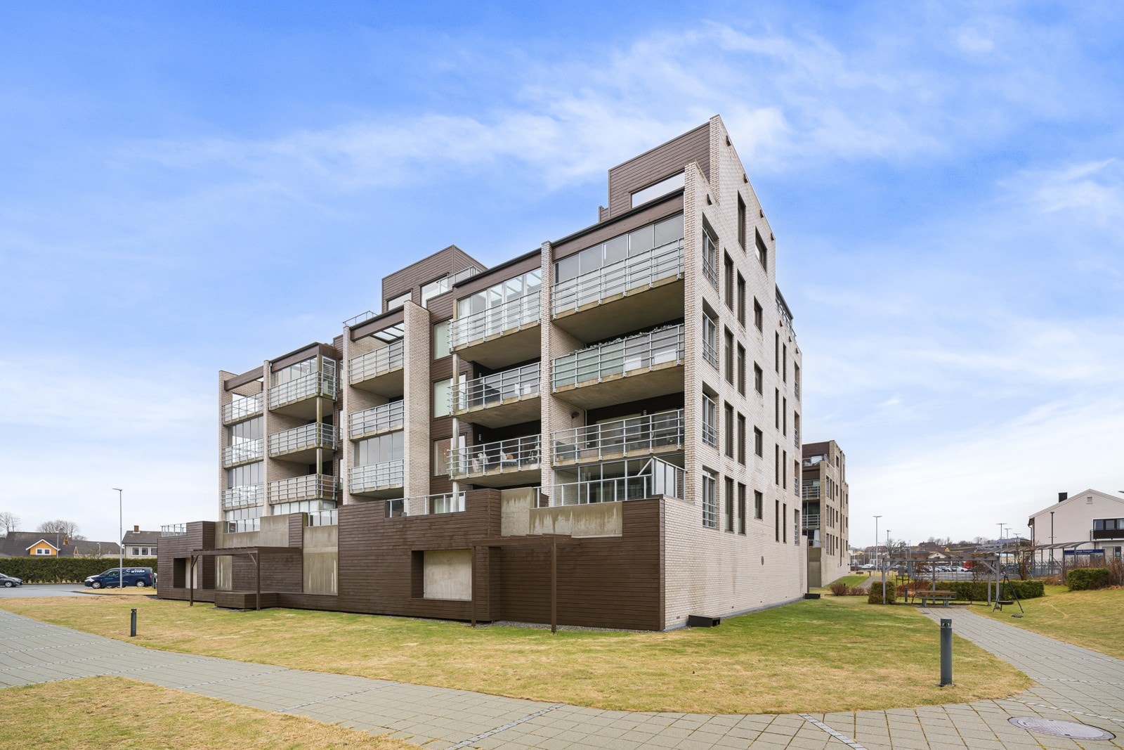 Fra leiligheten er det ca. 8 min i bil til Jærhagen kjøpesenter og ca. 10 min i bil til M44. Galleribilde