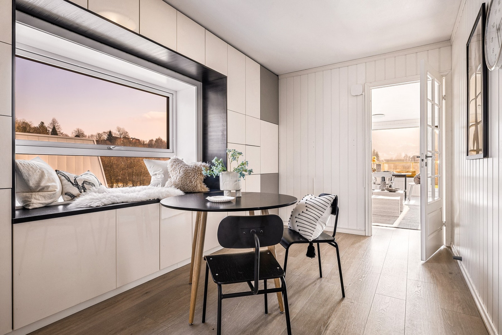 - Plassbygde skap Galleribilde