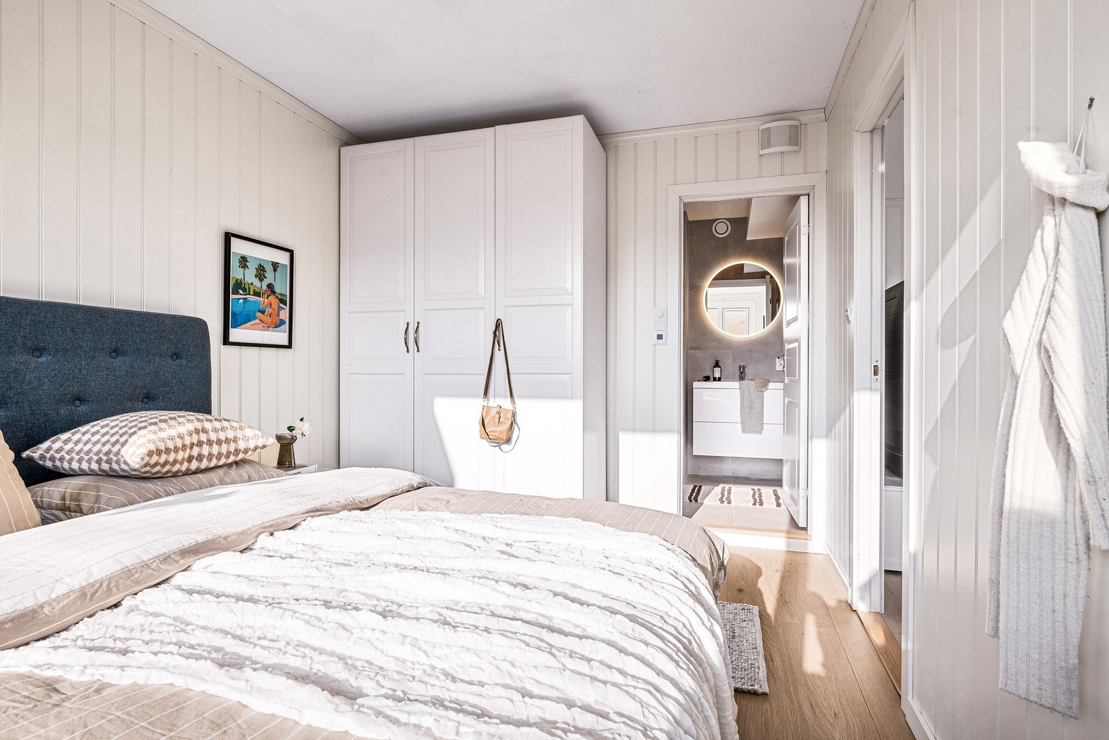 Et suverent hovedsoverom med garderobe og bad Galleribilde