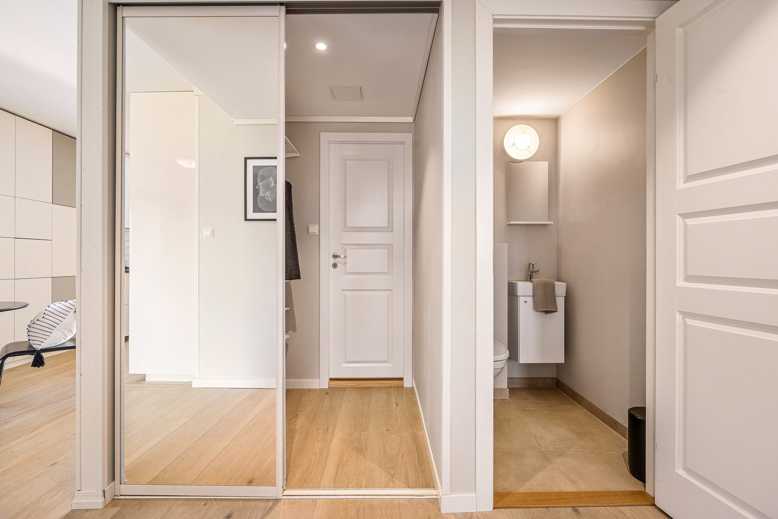 I tillegg får du eget garderoberom ved vaskerommet - Blir det mer praktisk enn det? Galleribilde