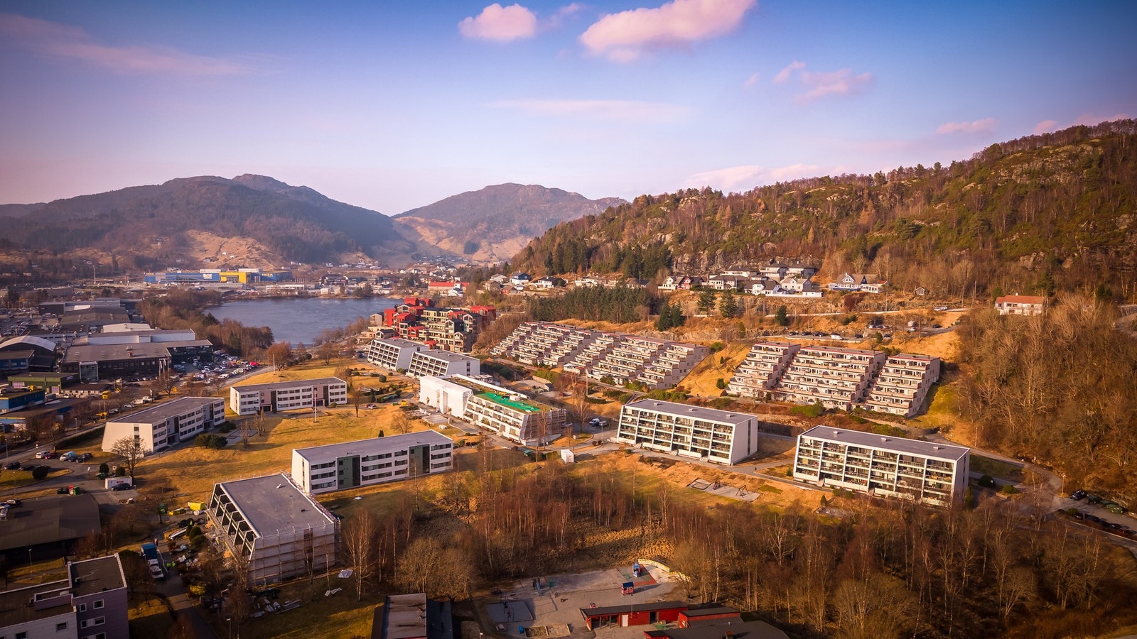 Få minutter å gå til barnehage, deretter noen minutter videre til skoler Galleribilde