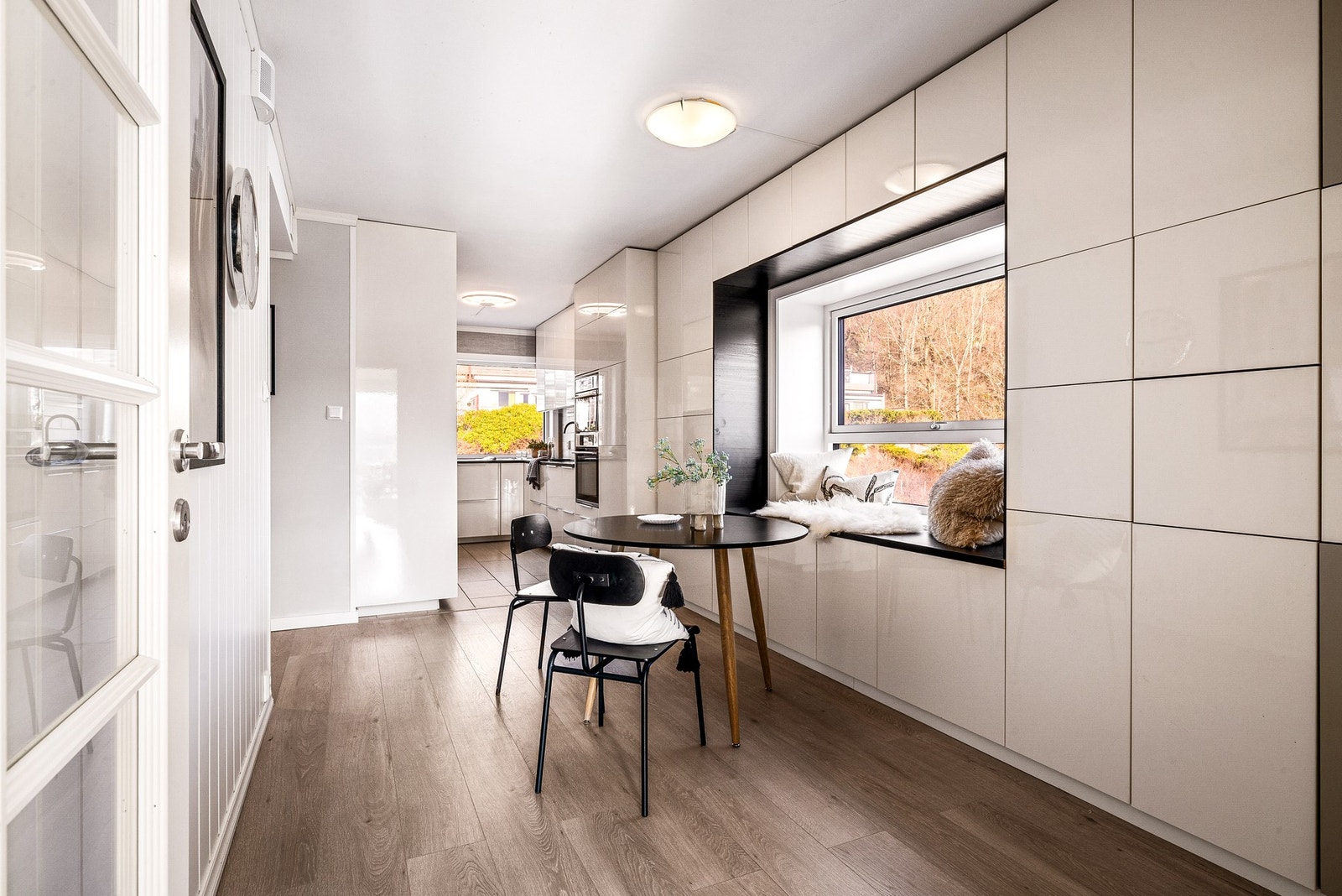 Kjøkken og spiseplass for deg som trenger ekstra stor plass her Galleribilde