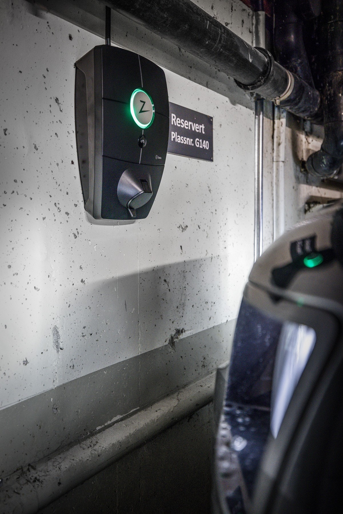 - Egen parkering, med el-lader Galleribilde