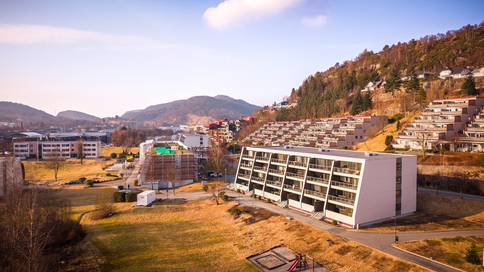 Lekeplass og flott solrikt grøntareal i laget Galleribilde