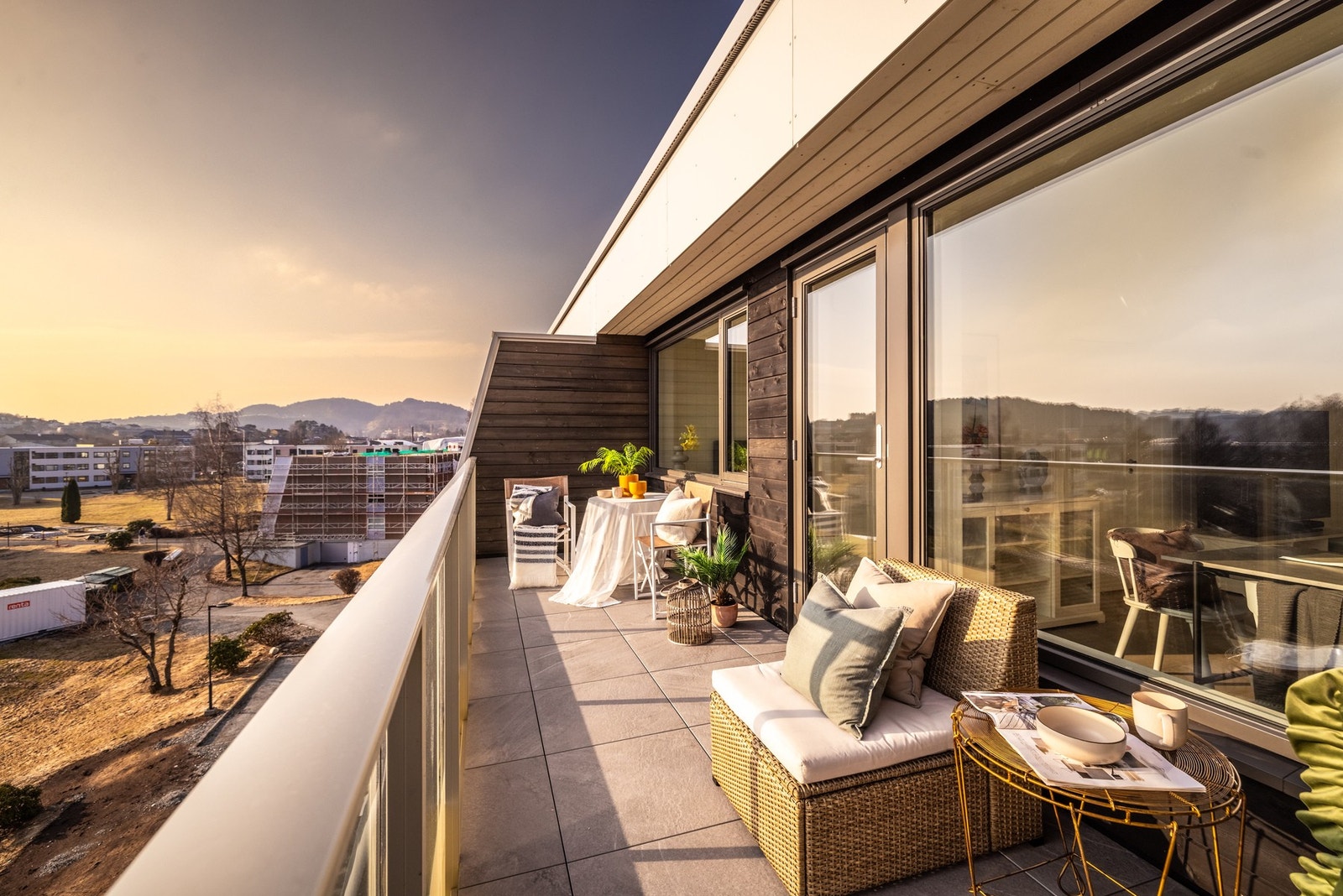 - Vestvendt endeleilighet i toppetasje.
- Sol fra 06 - 20 på midtsommerstid Galleribilde