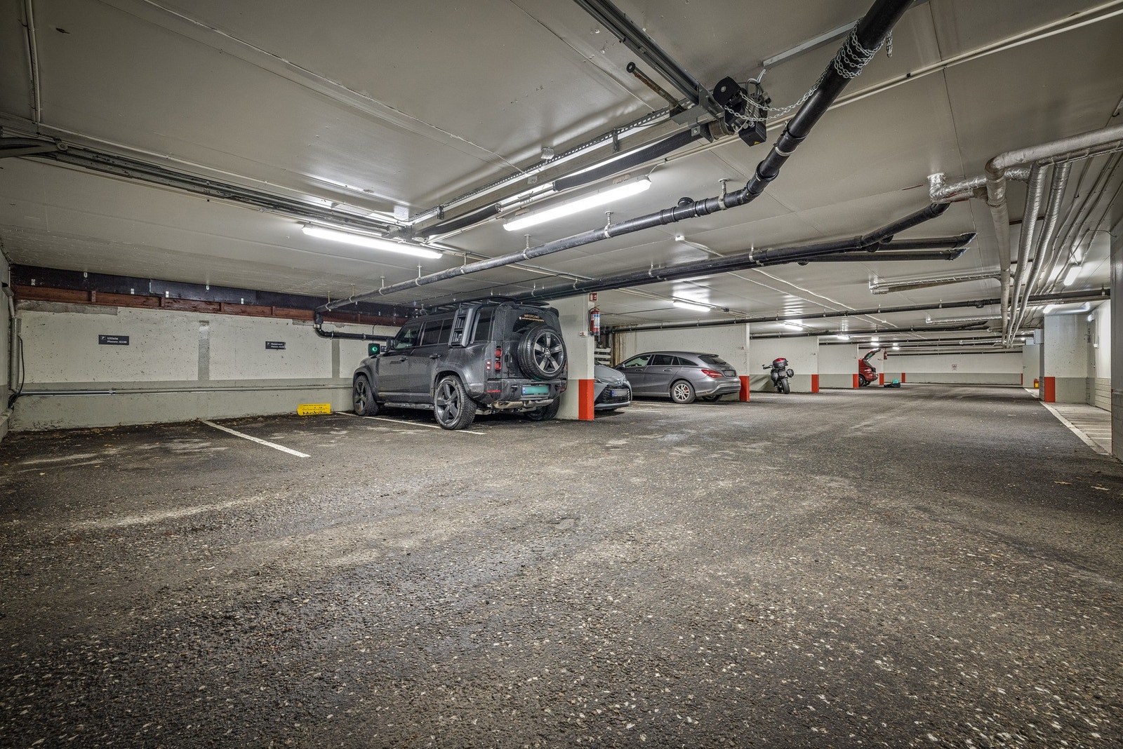 Ved garasjeanlegget, som har automatisk portåpner, så finner du også dine 2 praktiske sportsboder Galleribilde