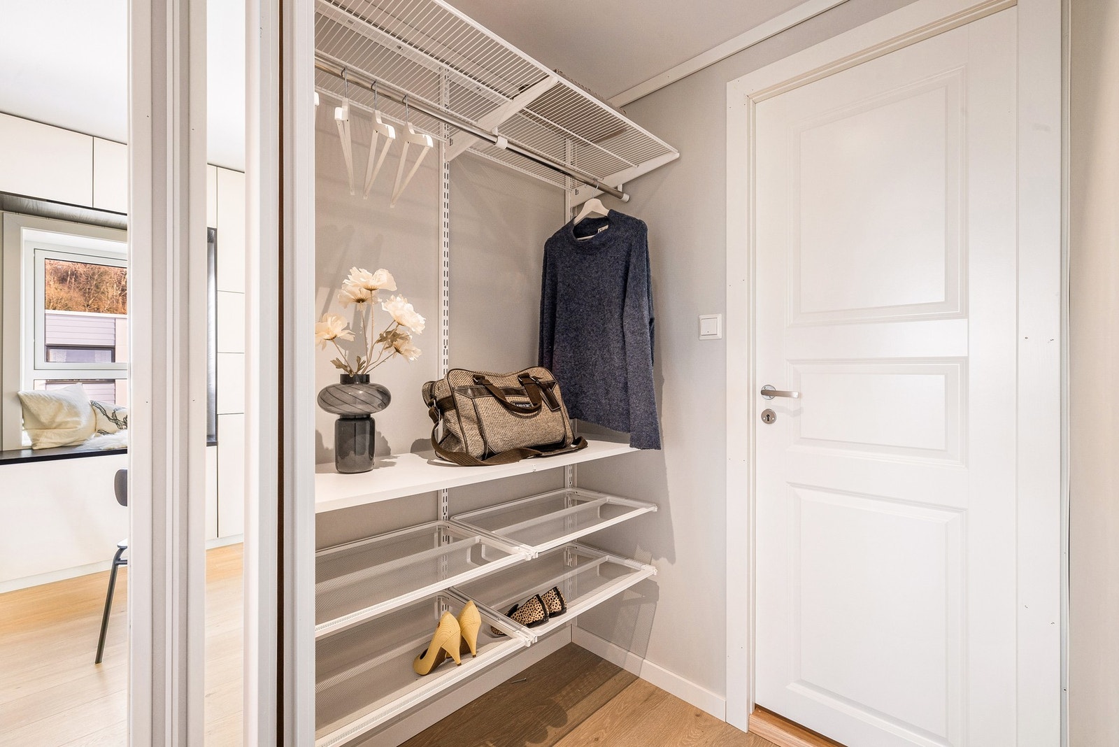 Flere garderobeplasser i hall Galleribilde