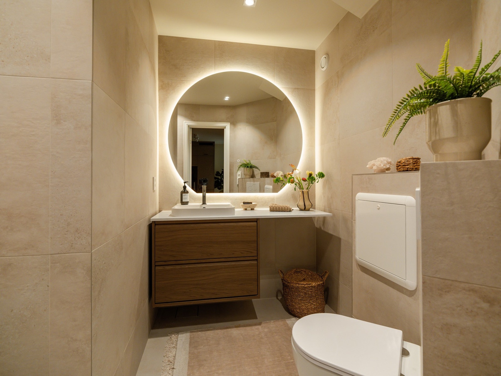 Badet er en nytelse, også dette fra 2026. Det er plass og opplegg for vaskemaskin her. Galleribilde