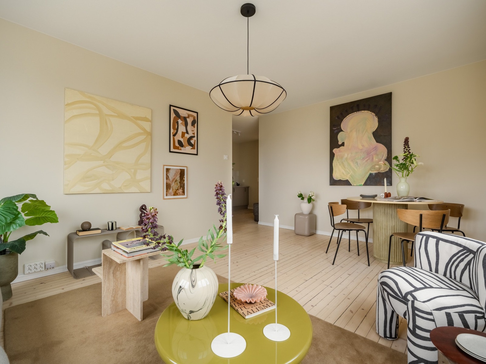 Stua har god plass til både sofadel og spisestue. Galleribilde